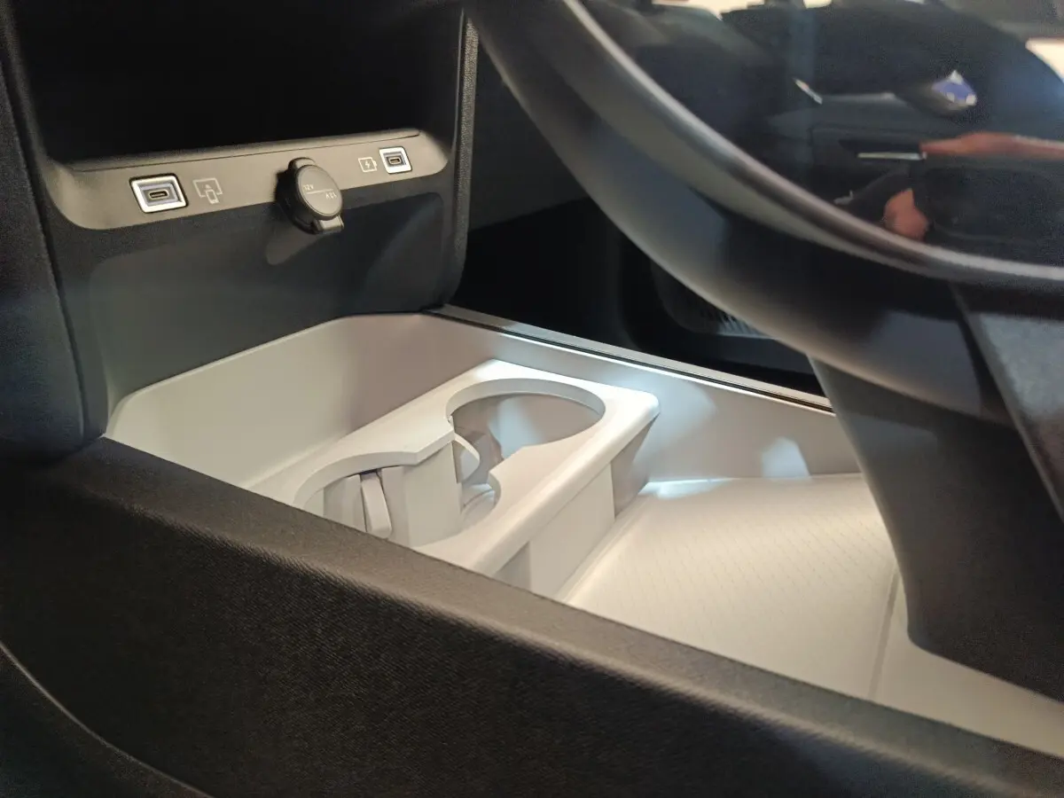 Gros plan sur la console centrale claire avec porte-gobelets et prises USB dans une Citroën C5 Hybride 2025.