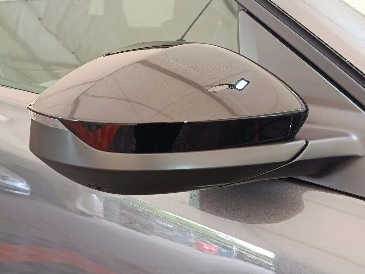Rétroviseur droit gris foncé brillant de la Citroën C5 Hybride 2025 avec clignotant intégré, vue rapprochée.