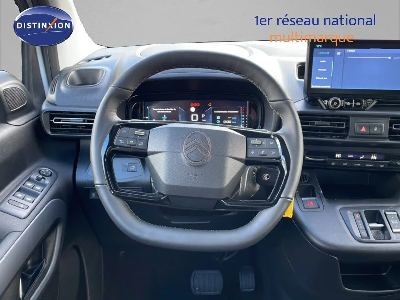 Vue centrée sur le volant cuir noir du Citroën Berlingo Multispace 2025 avec tableau de bord digital et écran tactile.