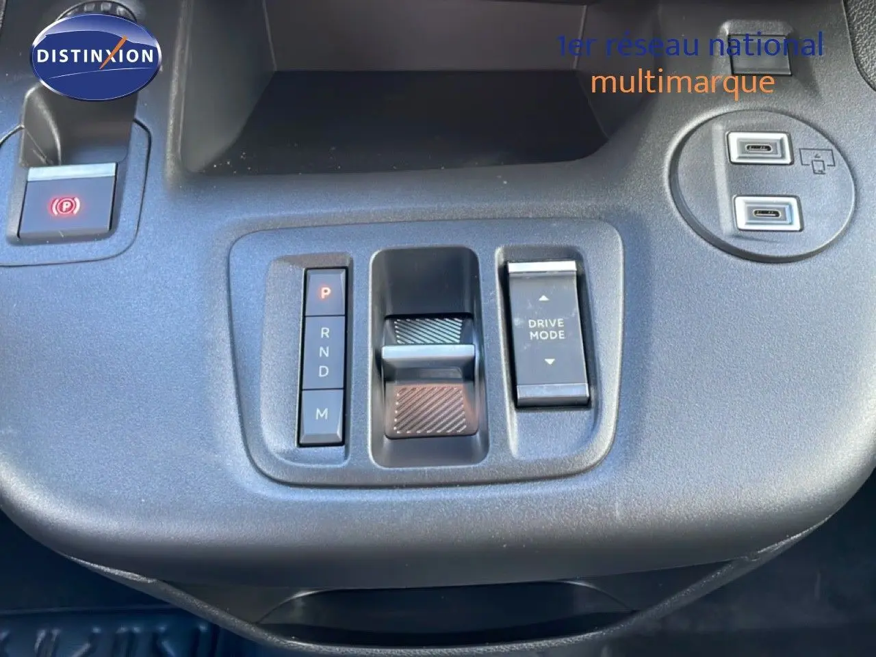 Gros plan sur la console centrale du Citroën Berlingo Multispace blanc glacier, avec commandes boîte auto et mode de conduite.