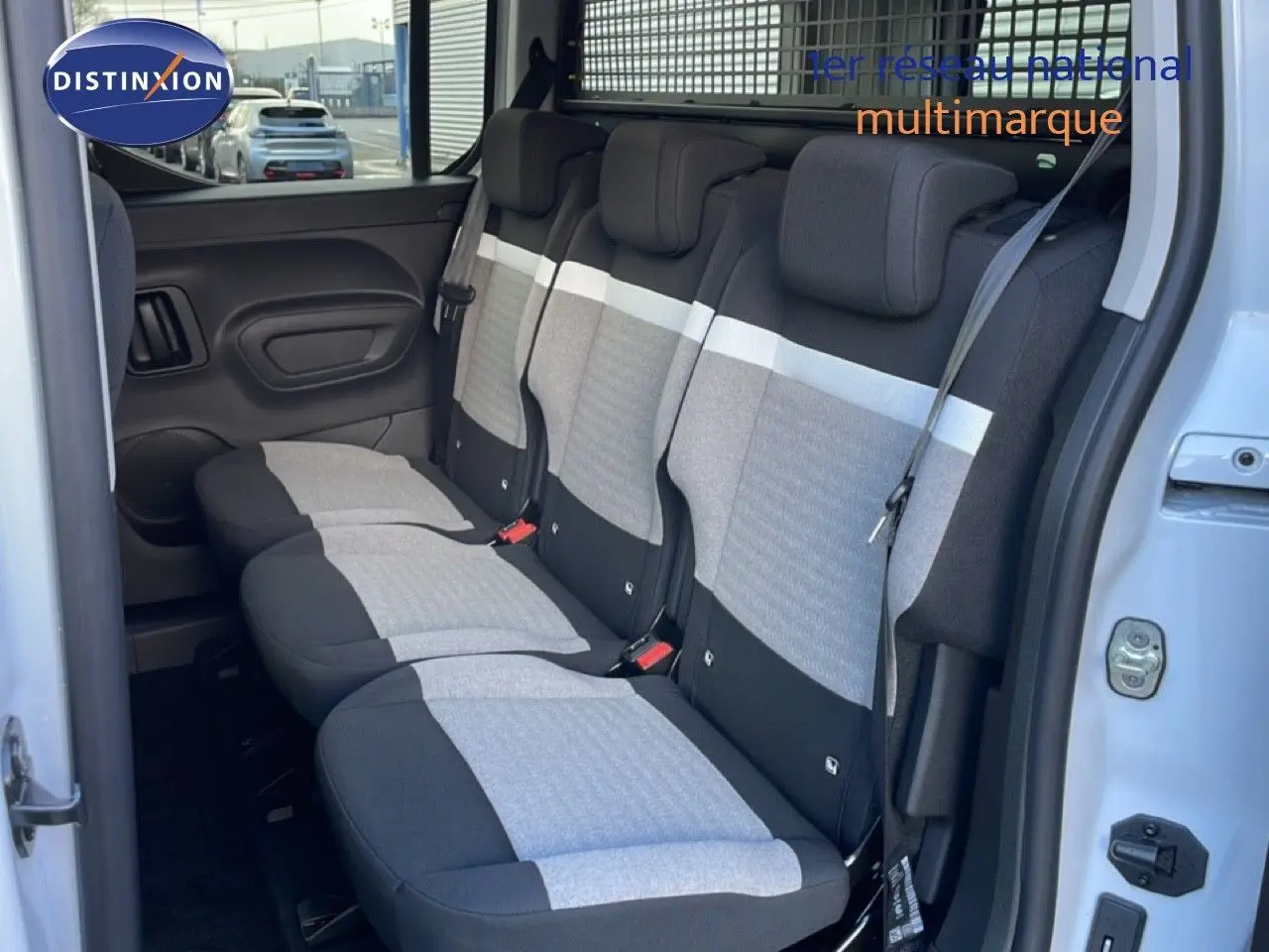 Vue intérieure côté droit sur la banquette arrière en tissu gris et noir du Citroën Berlingo Multispace blanc glacier 2025.