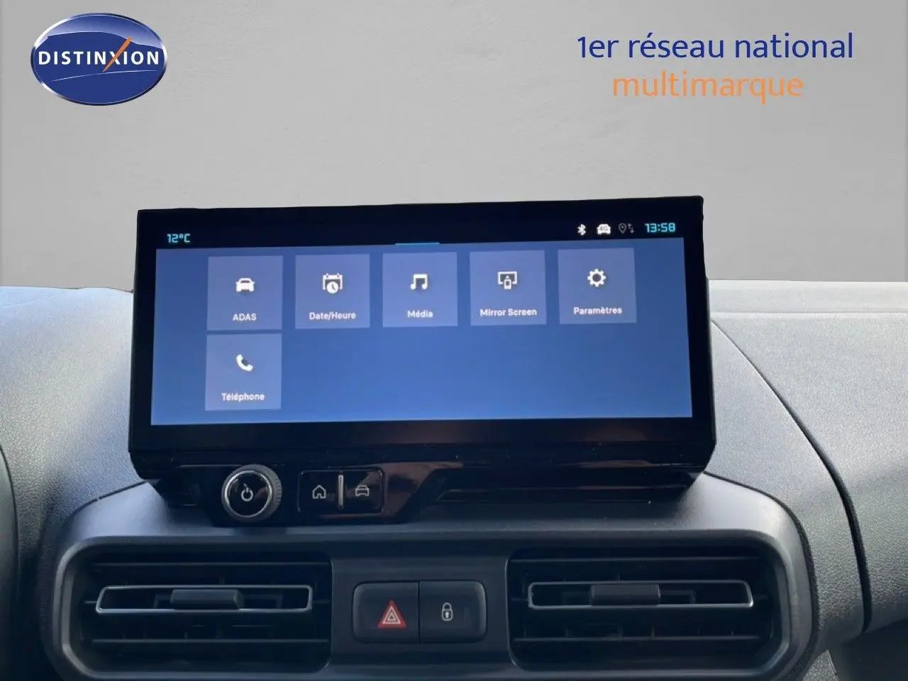 Écran tactile central du tableau de bord du Citroën Berlingo blanc glacier, vue frontale rapprochée.
