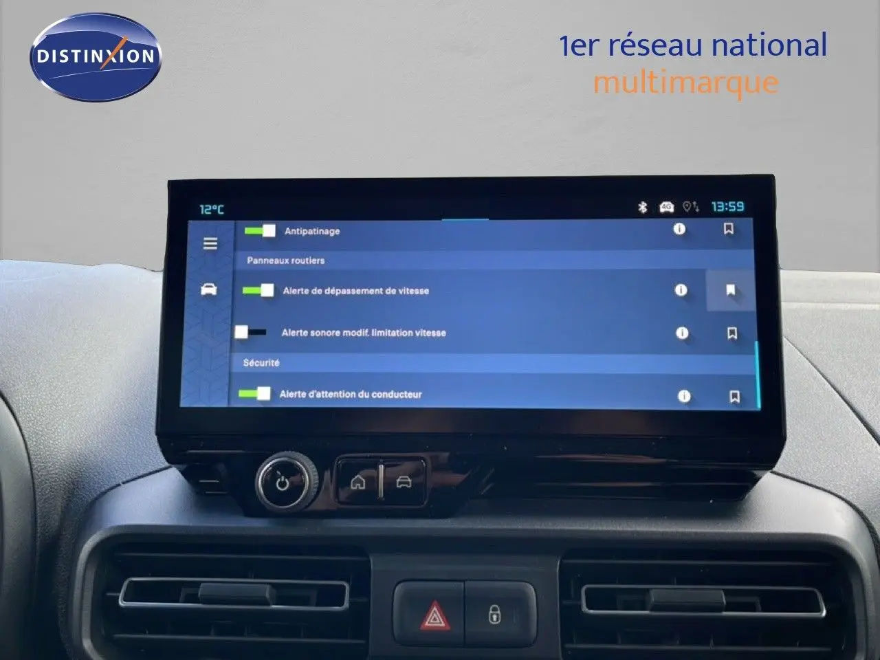 Vue intérieure du tableau de bord du Citroën Berlingo blanc glacier 2025 avec écran tactile central affichant les alertes de sécurité.