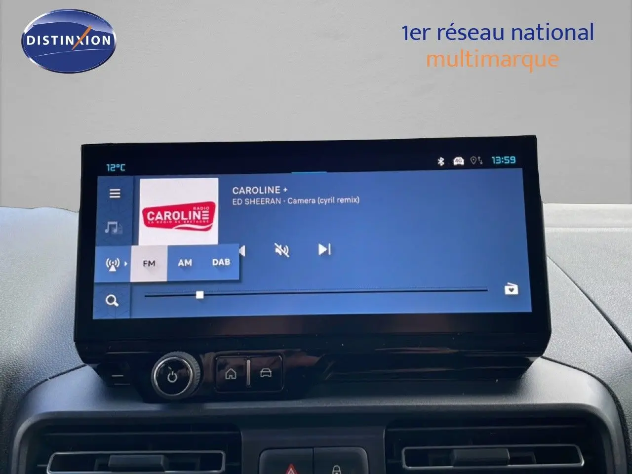 Écran tactile central du tableau de bord du Citroën Berlingo blanc glacier 2025 affichant une radio FM.