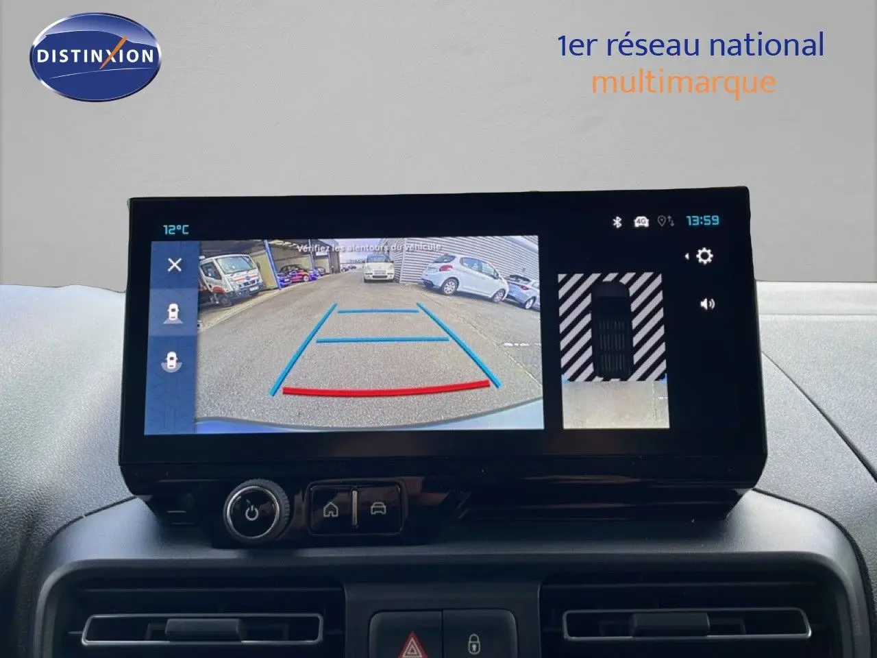 Écran tactile intérieur montrant la caméra de recul avec vue arrière et top-down du Citroën Berlingo blanc glacier.