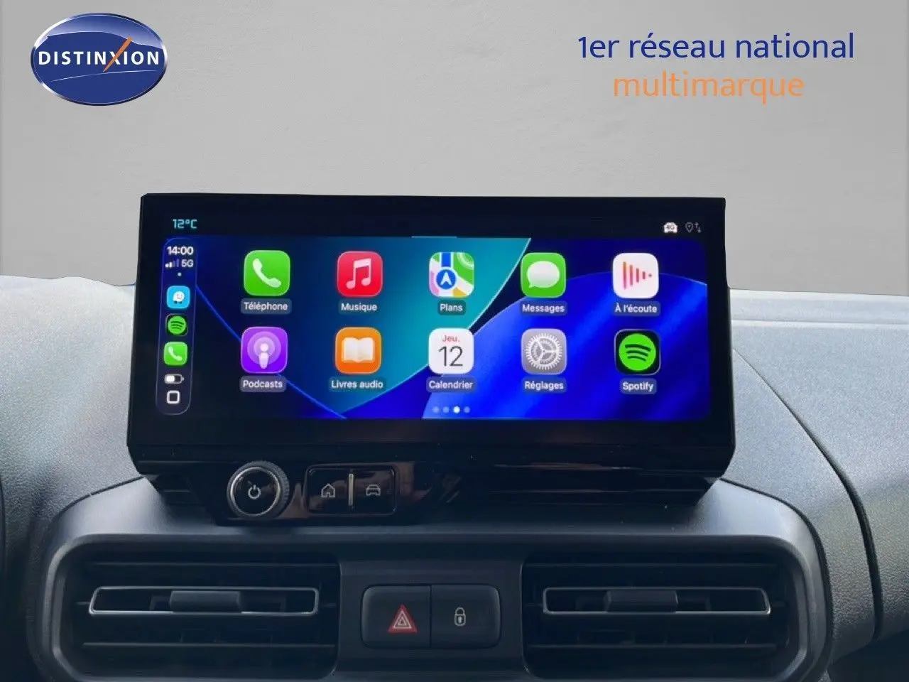 Écran tactile central du tableau de bord du Citroën Berlingo blanc glacier 2025, affichant interface connectée.