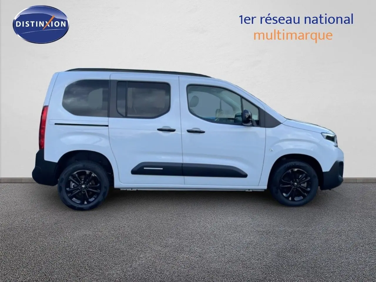 Vue de profil côté droit d'un Citroën Berlingo Multispace blanc glacier avec jantes noires et vitres teintées.