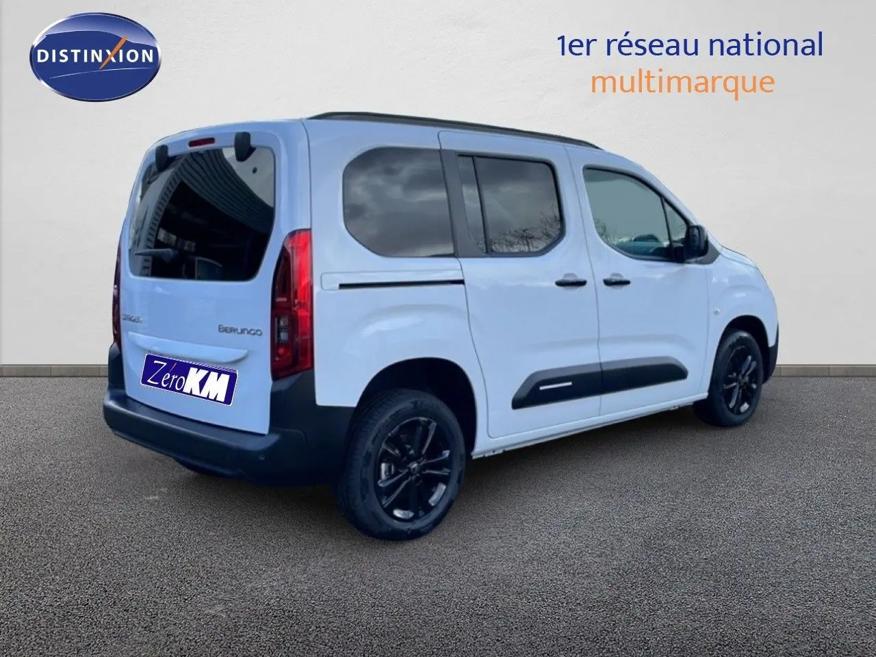 Vue 3/4 arrière droite d’un Citroën Berlingo blanc glacier avec jantes noires et vitres teintées.