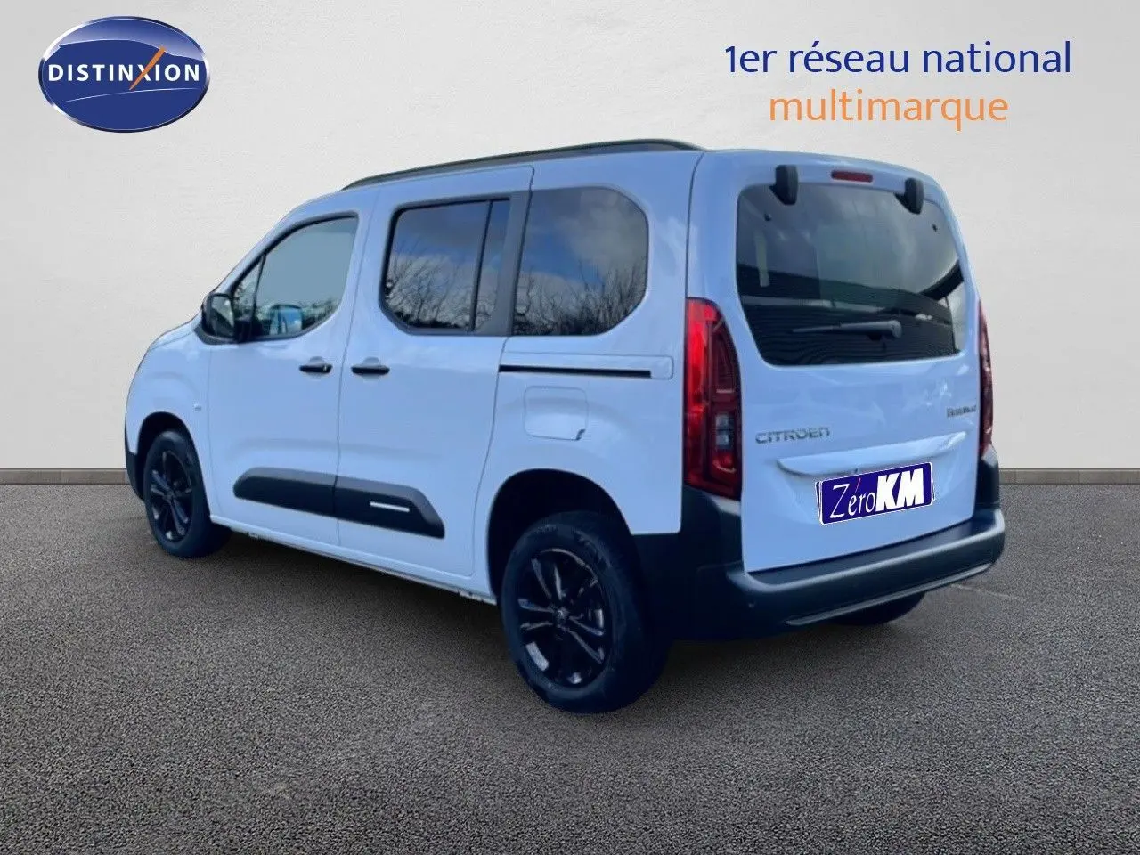 Vue 3/4 arrière droite du Citroën Berlingo blanc glacier avec vitres teintées et jantes noires.