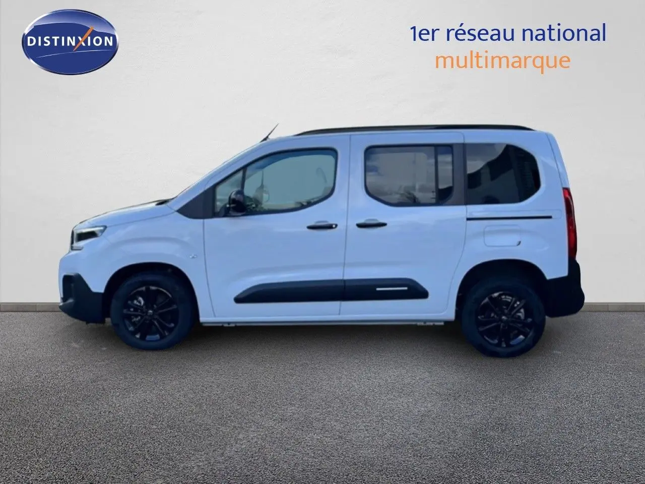 Vue de profil côté gauche d'un Citroën Berlingo Multispace blanc glacier avec jantes noires et protections latérales noires.