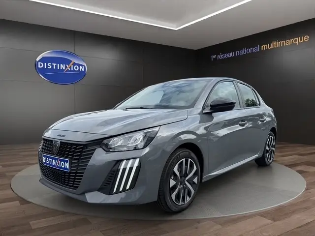 Peugeot 208 100CH S&S Active gris foncé vue 3/4 avant, avec calandre noire et feux LED verticaux distinctifs.