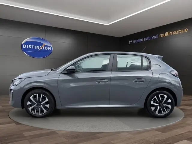 Peugeot 208 100CH S&S Active gris foncé vue de profil côté gauche, jantes alliage et poignées ton caisse visibles.