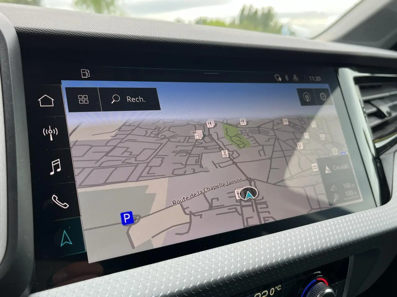 Écran tactile du système de navigation MMI plus de l'Audi A1 Allstreet 2022 affichant une carte détaillée.
