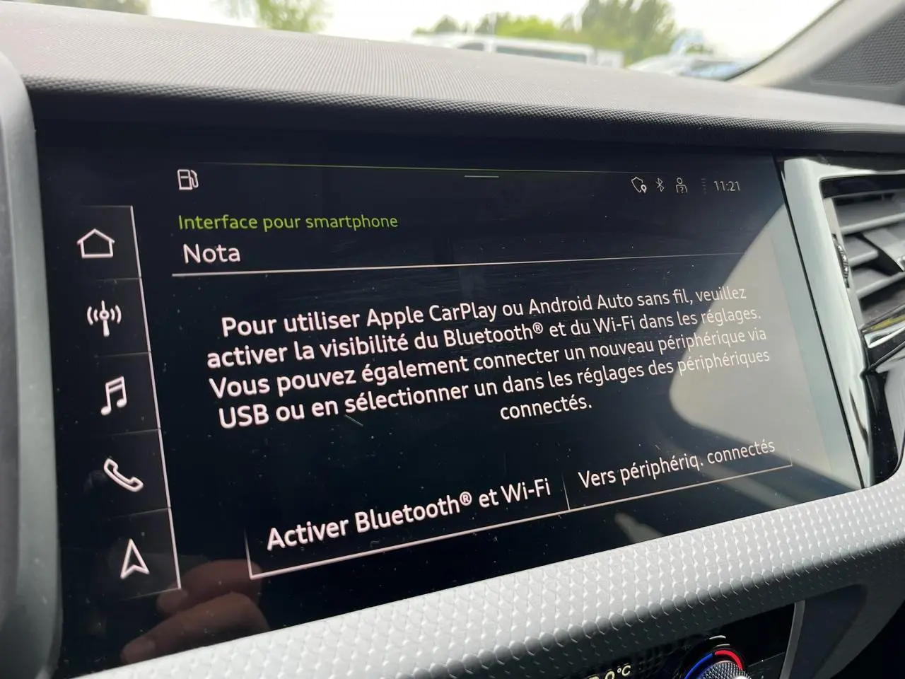 Écran tactile central de l'Audi A1 Allstreet 2022 affichant les instructions pour Apple CarPlay et Android Auto.