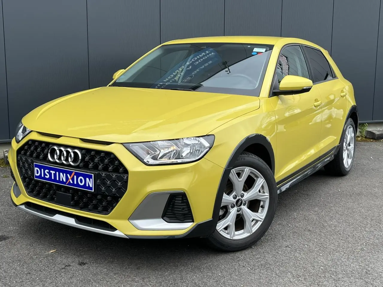Audi A1 Allstreet jaune Python vue 3/4 avant droit avec calandre noire et jantes aluminium 5 branches en Y.