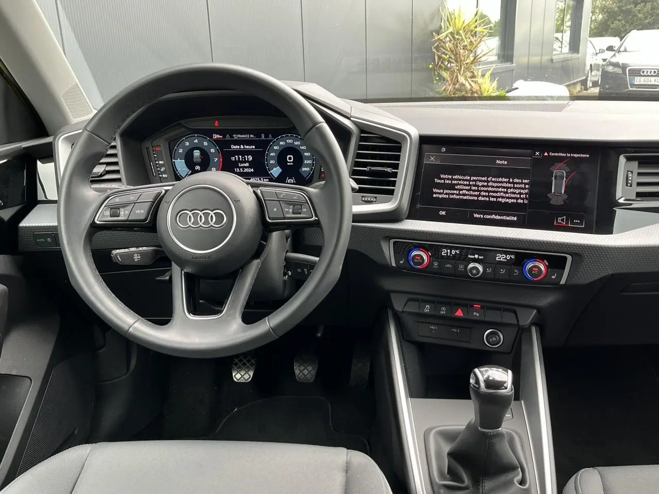 Vue intérieure centrée sur le volant cuir multifonctions et la console avec boîte manuelle de l'Audi A1 Allstreet.
