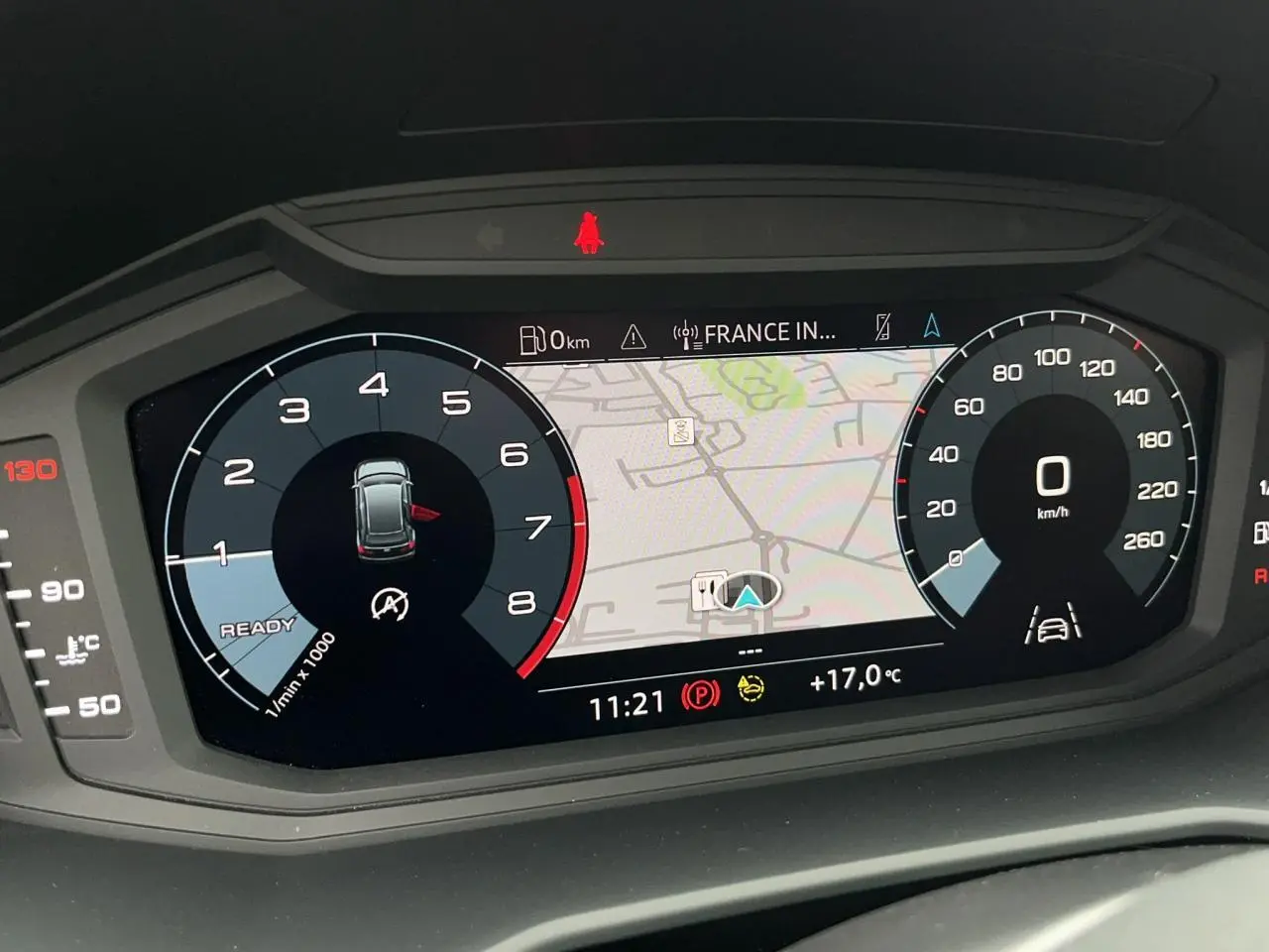 Tableau de bord numérique de l'Audi A1 Allstreet 2022 avec affichage GPS et compte-tours à l'arrêt.