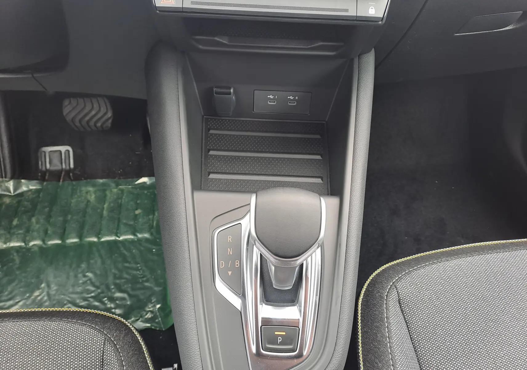 Le levier de vitesses automatique central du Renault Symbioz gris Cassiope, avec prises USB et sièges tissu gris.