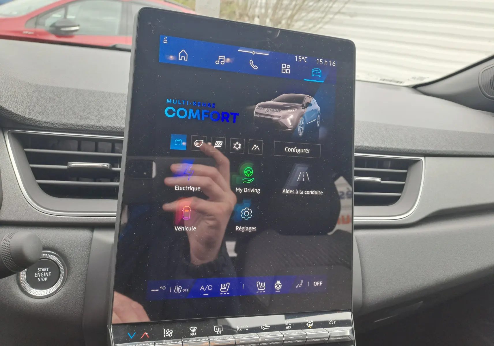 Vue intérieure centrée sur l'écran tactile du tableau de bord du Renault Symbioz 2024, ambiance gris cassiope