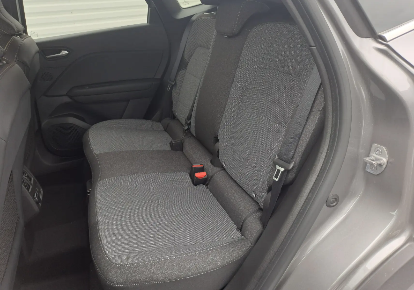 Vue intérieure côté droit des sièges arrière gris tissu du Renault Symbioz 2024 finition Techno.