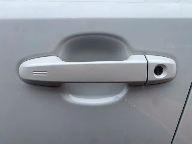 Poignée de porte blanche côté gauche du Toyota C-HR Hybride 2018, finition 122 Collection avec toit noir.