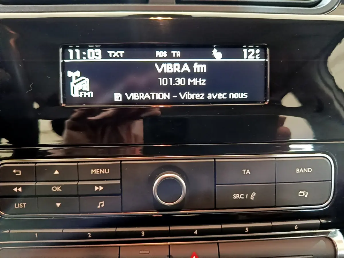 Affichage radio et commandes multimédia sur tableau de bord noir brillant de Citroën C3 PureTech 68 BVM Feel 2018.