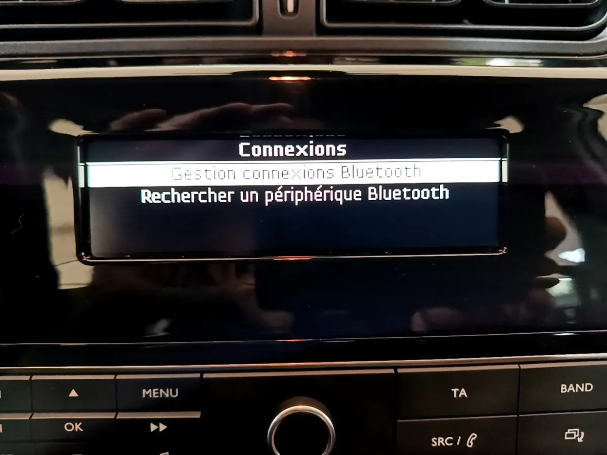 Écran central de la CITROEN C3 blanc 2018 affichant le menu Bluetooth pour gérer les connexions audio.