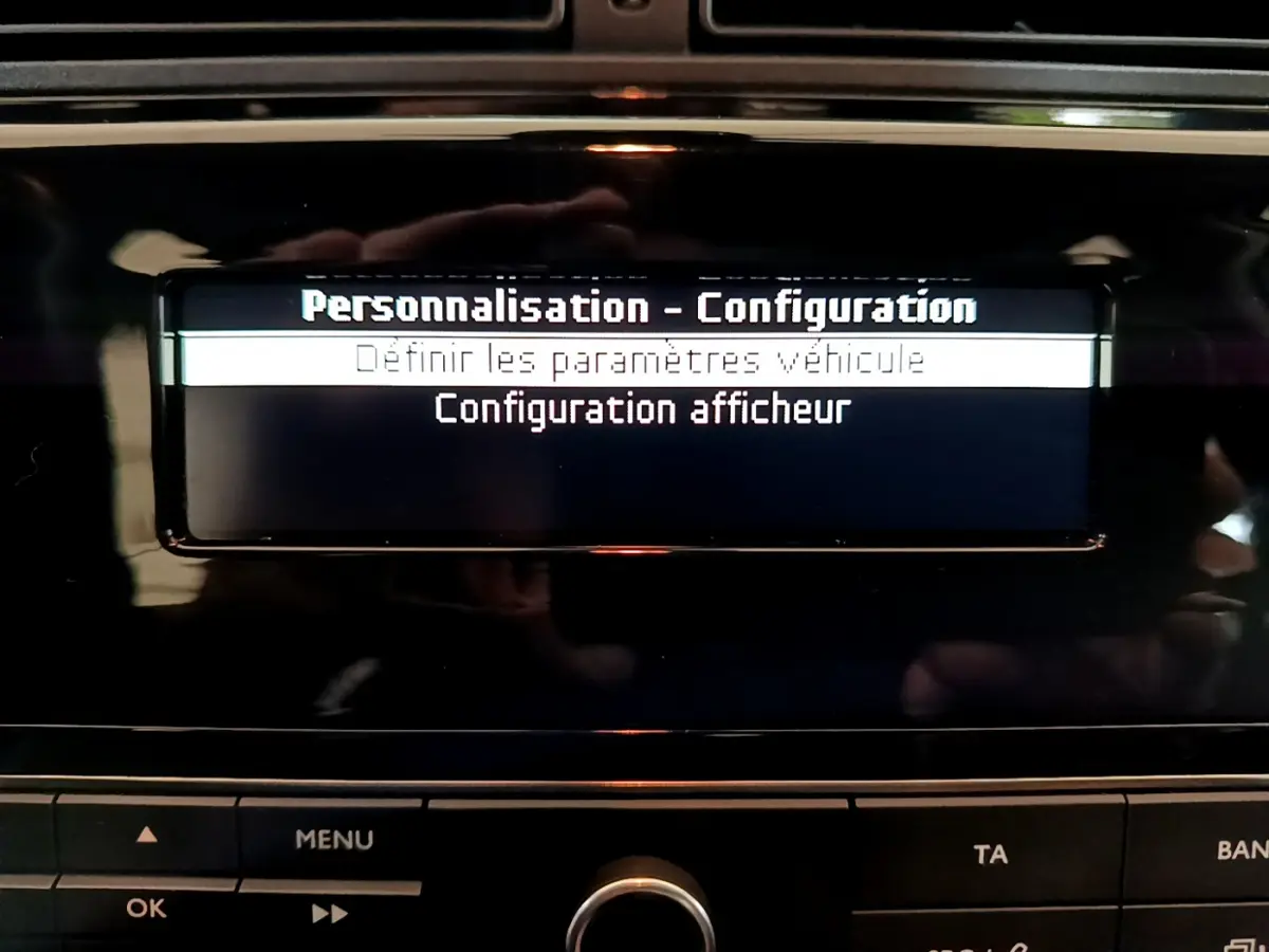 Écran de configuration du système multimédia dans l'habitacle d'une Citroën C3 blanche, vue de face.