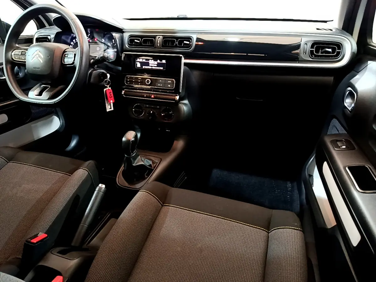 Intérieur noir de la Citroën C3 PureTech 68 BVM Feel 2018, vue côté conducteur avec volant multifonctions et boîte manuelle.