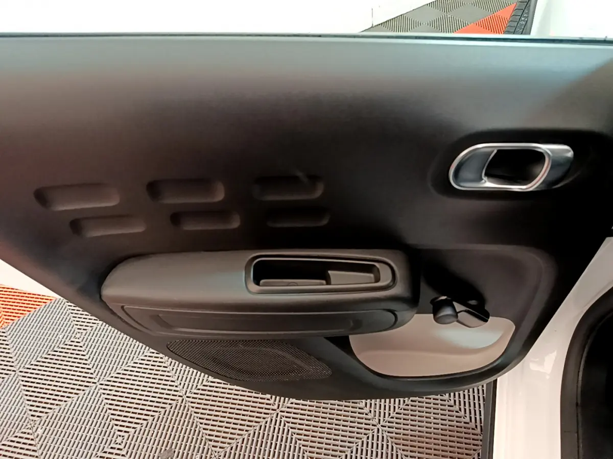 Vue rapprochée de la porte avant gauche noire et blanche d'une Citroën C3 PureTech 68 BVM Feel 2018.