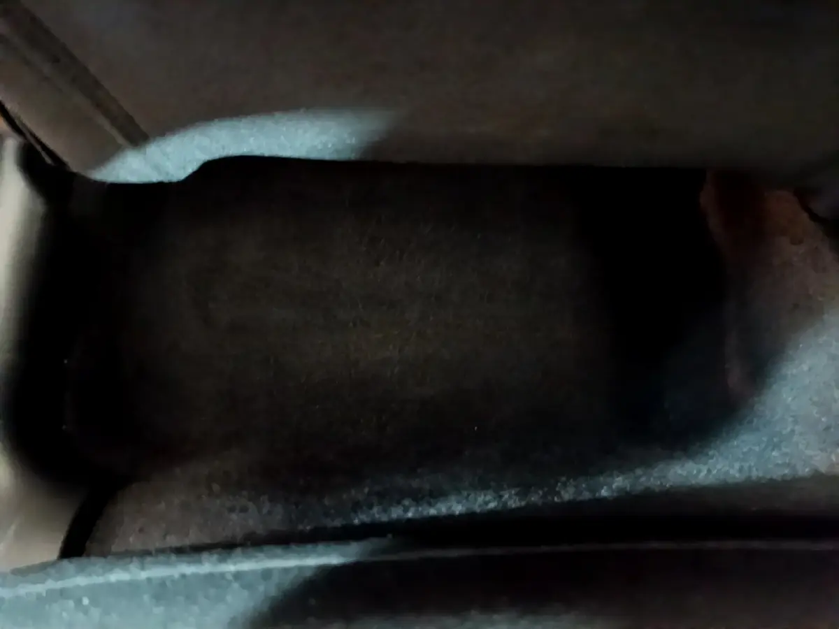 Gros plan sur le coffre noir de la Citroën C3 blanche, version PureTech 68 BVM Feel, sous la tablette arrière.