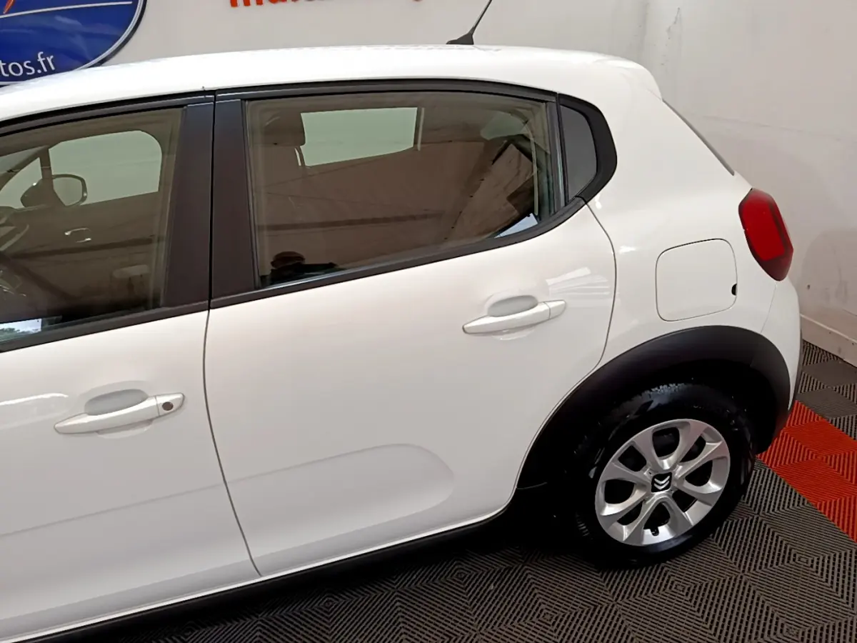 Vue côté droit arrière de la Citroën C3 blanche 2018 avec jantes alliage et poignées de porte ton caisse.
