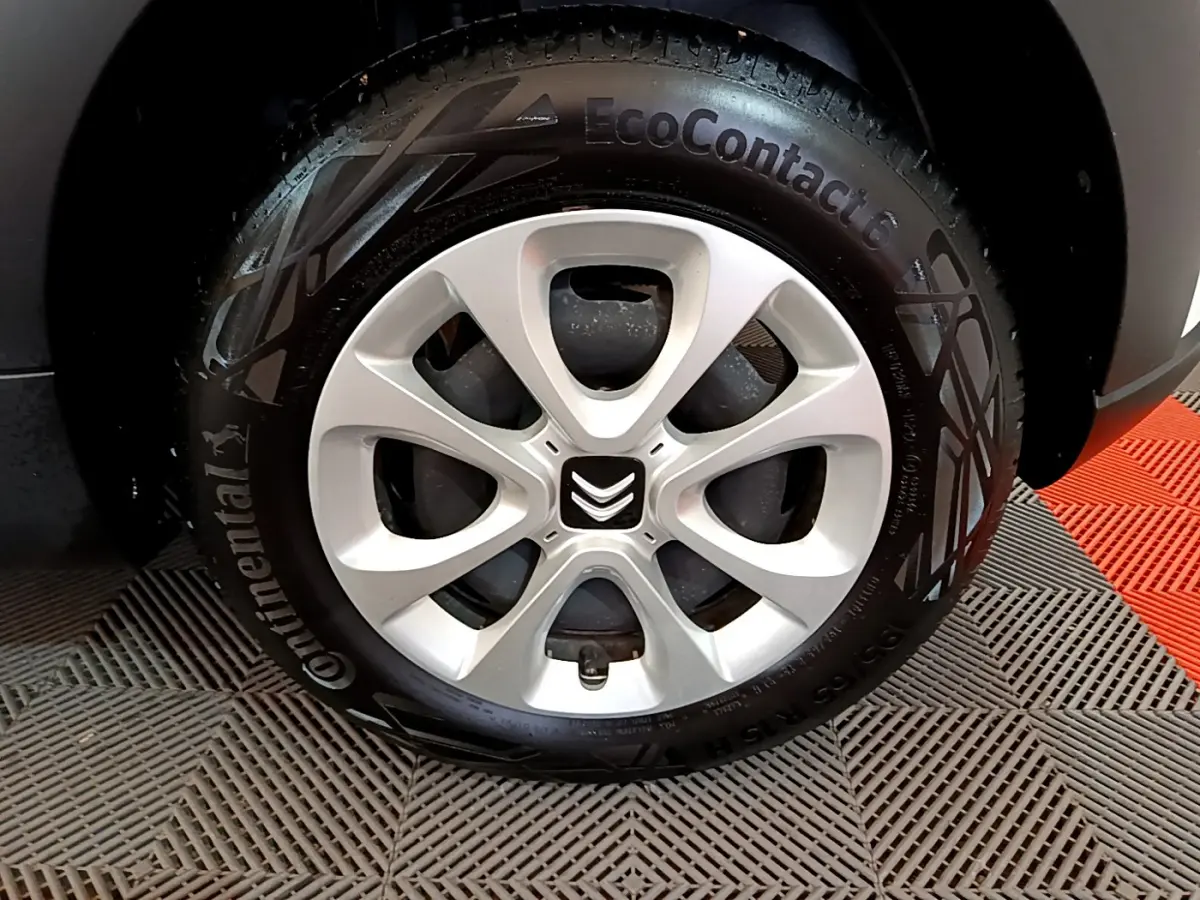 Gros plan sur la roue avant droite d'une Citroën C3 blanche, mettant en valeur le pneu Continental EcoContact 6.