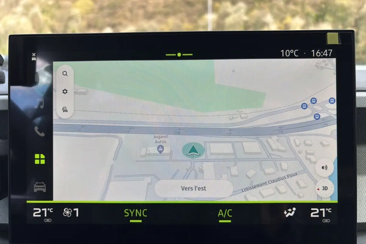 Écran tactile 10,1 pouces du tableau de bord du Dacia Bigster Hybrid 155 Journey Plus affichant la navigation GPS.