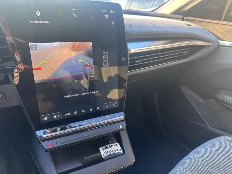 Vue intérieure de la console centrale de la Renault Mégane E-Tech 2023 avec écran tactile affichant la caméra de recul.