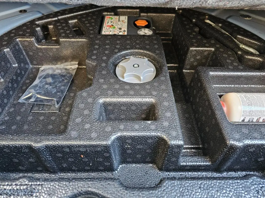Vue rapprochée du rangement sous le plancher de coffre du Nissan Qashqai bleu 2019, version diesel N-Connecta.