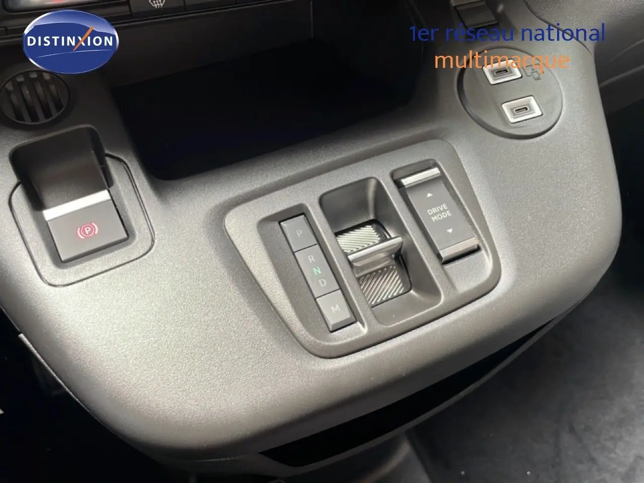 Gros plan sur la console centrale grise du Citroën Berlingo 2026, avec commandes de boîte automatique et mode de conduite.