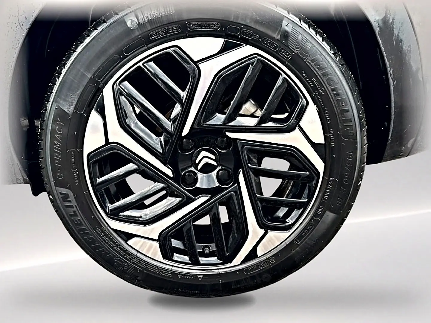 Gros plan sur la jante alu noire et argentée de la Citroën C4 gris 2024, mettant en valeur son design moderne.