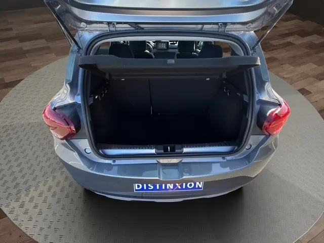 Vue arrière ouverte sur le coffre d'une Dacia Sandero Stepway gris foncé, montrant l'espace de chargement vide.