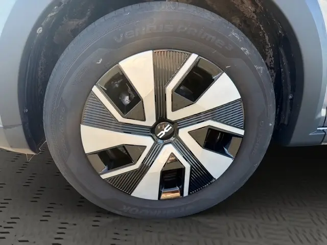 Gros plan sur la roue de secours noire et argentée du Dacia Sandero Stepway gris foncé, montrant le design moderne de la jante.