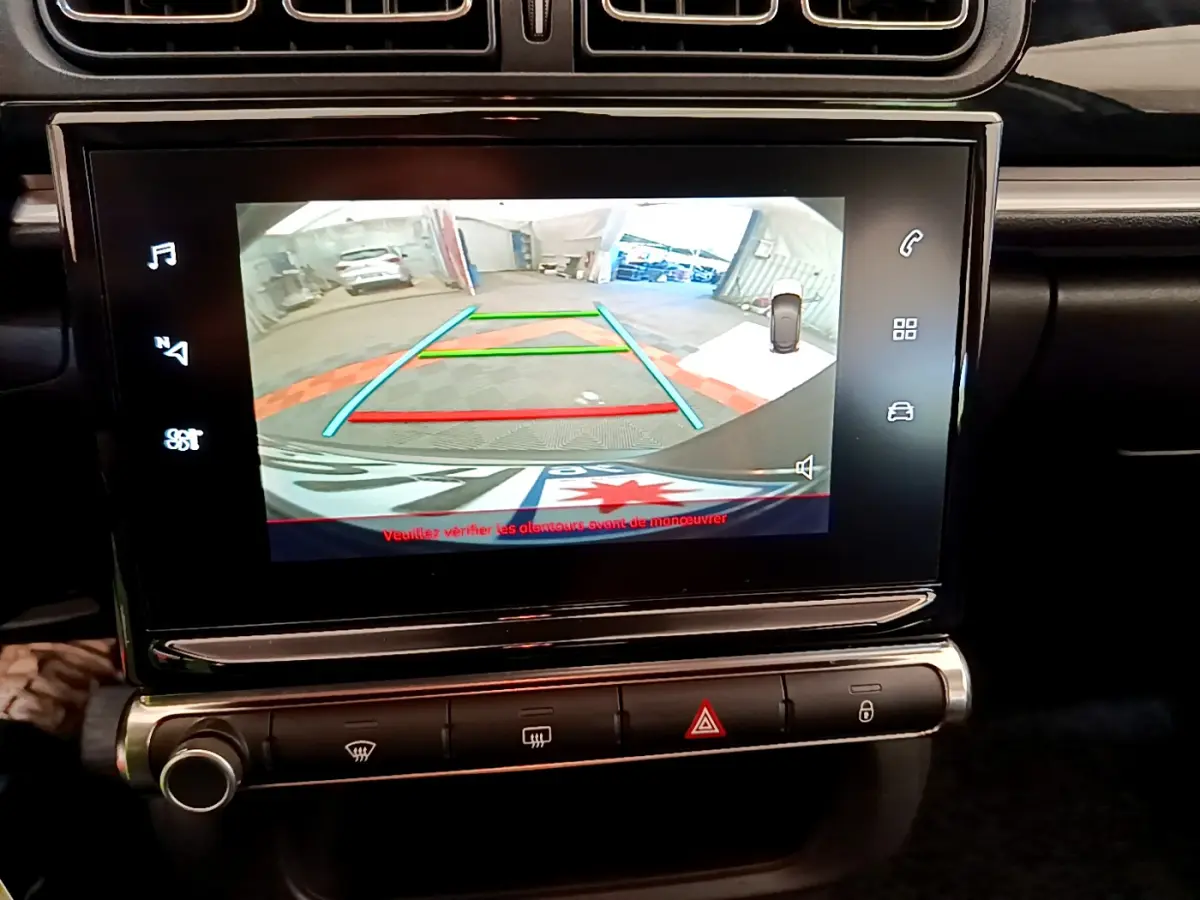 Écran tactile central affichant la caméra de recul de la Citroën C3 gris foncé, avec guidage coloré de trajectoire.