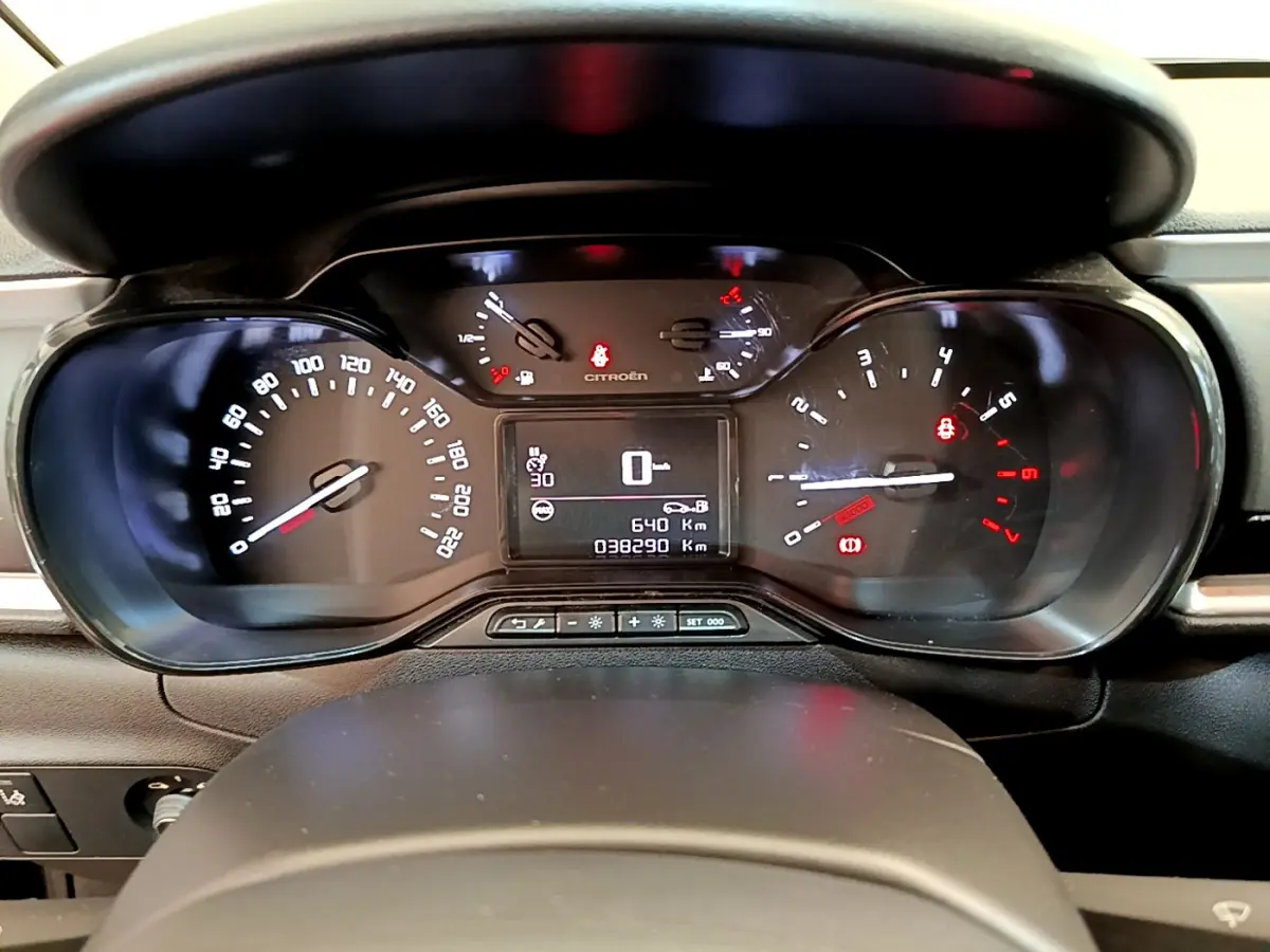 Tableau de bord numérique de Citroën C3 2019, affichage multifonctions avec compte-tours et vitesse à zéro.