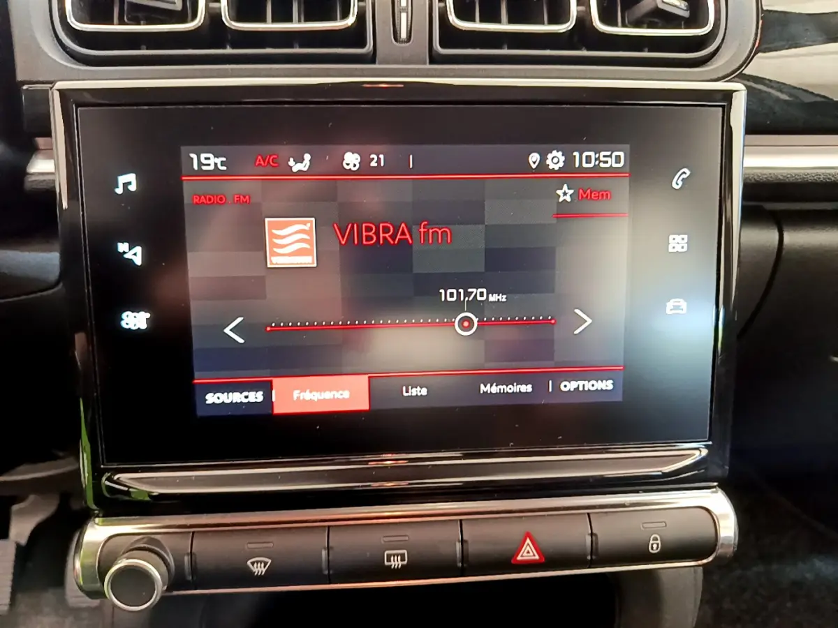 Écran tactile central de la Citroën C3 gris foncé 2019 affichant la radio VIBRA fm à 101,7 MHz.