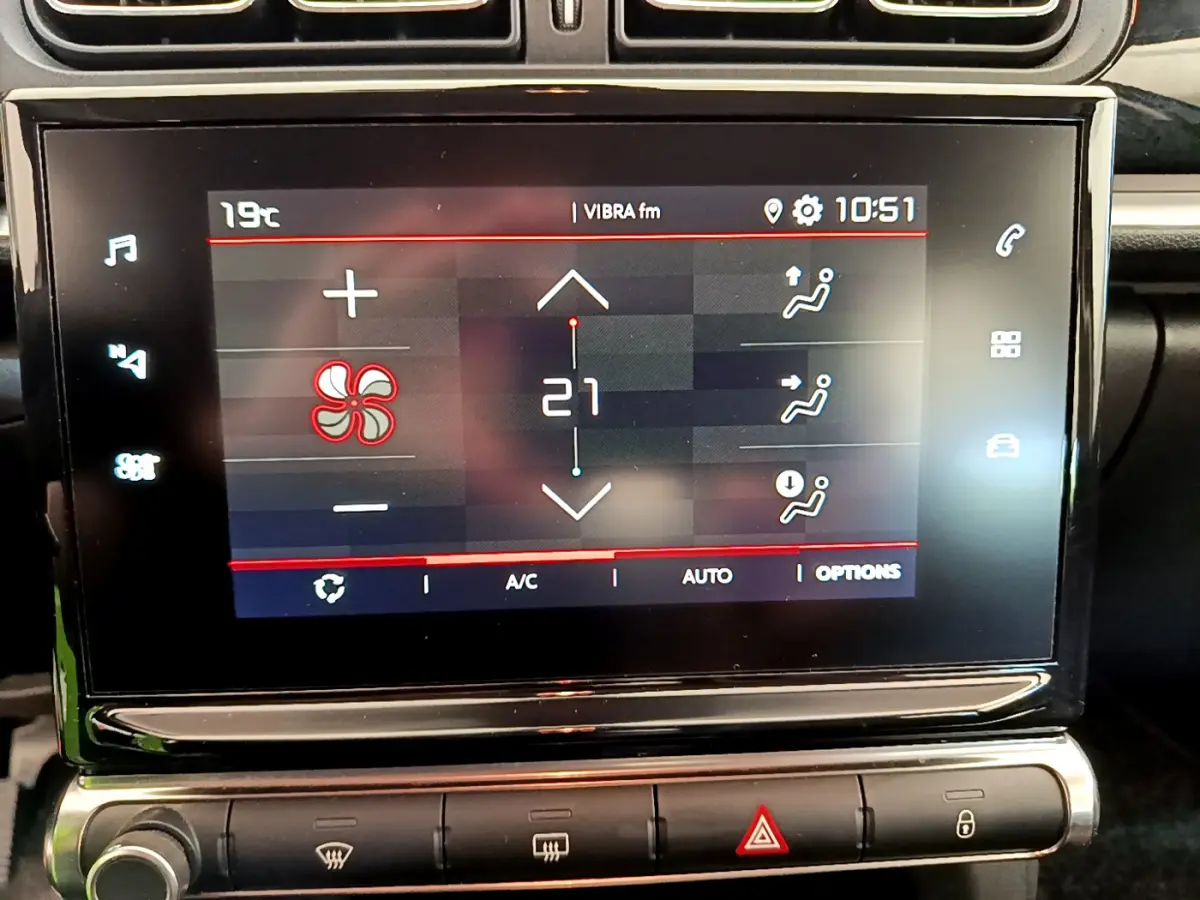 Écran tactile central de la Citroën C3 2019 affichant les réglages de climatisation en mode automatique.