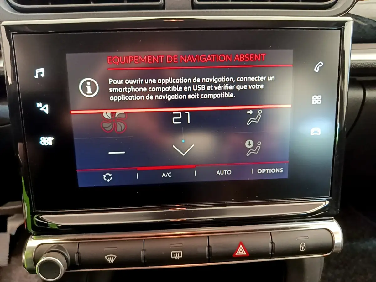 Écran tactile central de la Citroën C3 2019 affichant un message d'absence d'équipement de navigation.