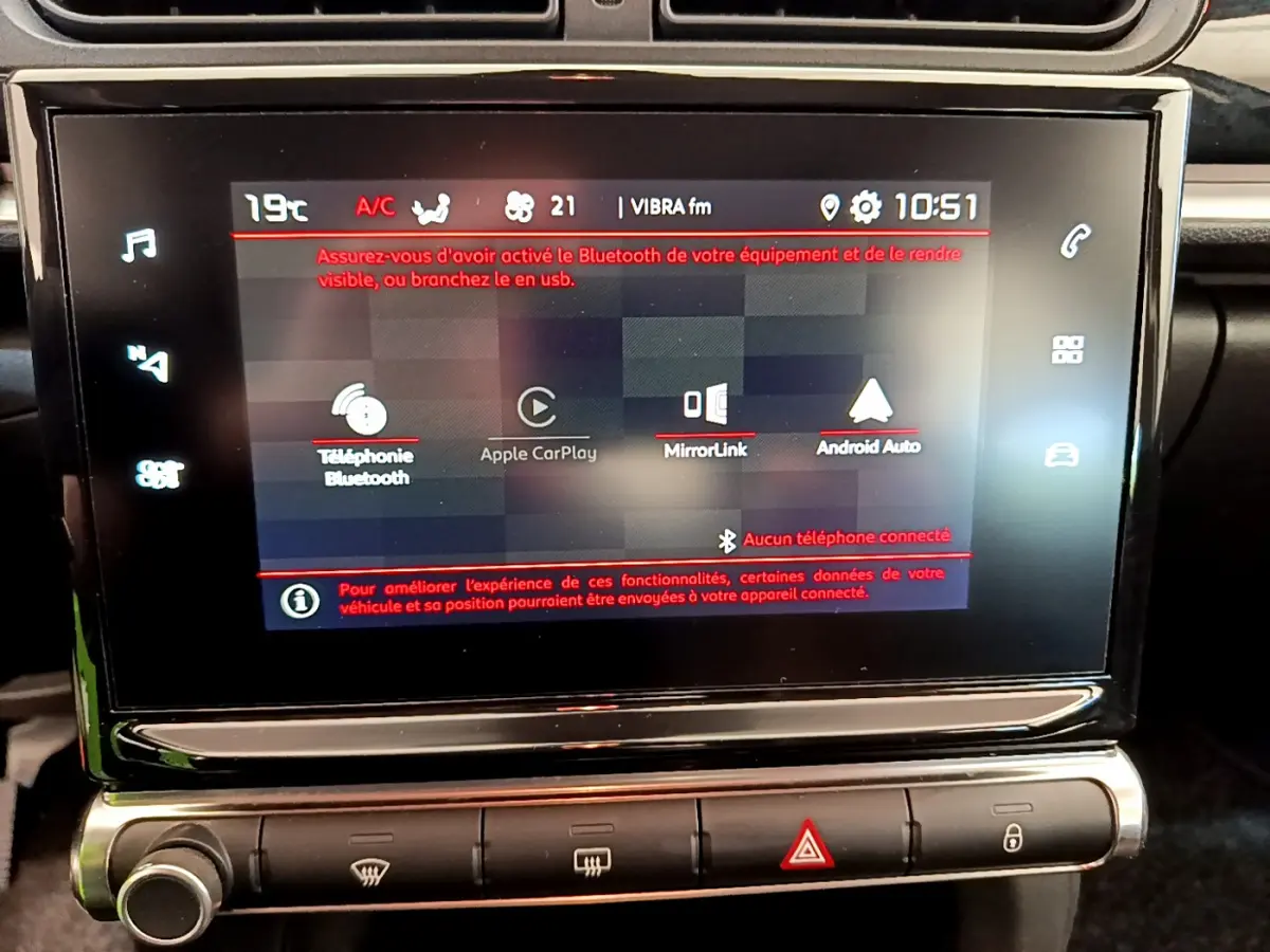 Écran tactile central de 7 pouces de la Citroën C3 gris foncé, affichant les options Apple CarPlay et Bluetooth.