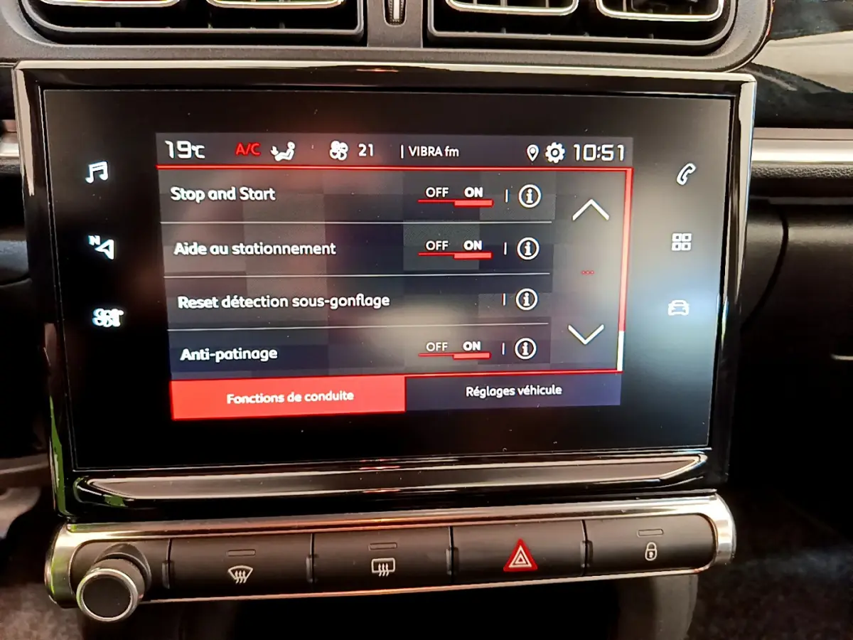 Écran tactile central de la Citroën C3 2019 affichant les réglages de conduite, vue rapprochée intérieure.