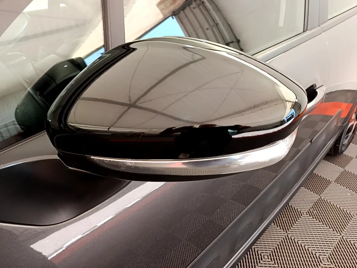 Rétroviseur côté droit noir brillant avec clignotant intégré sur Citroën C3 gris foncé vue rapprochée.
