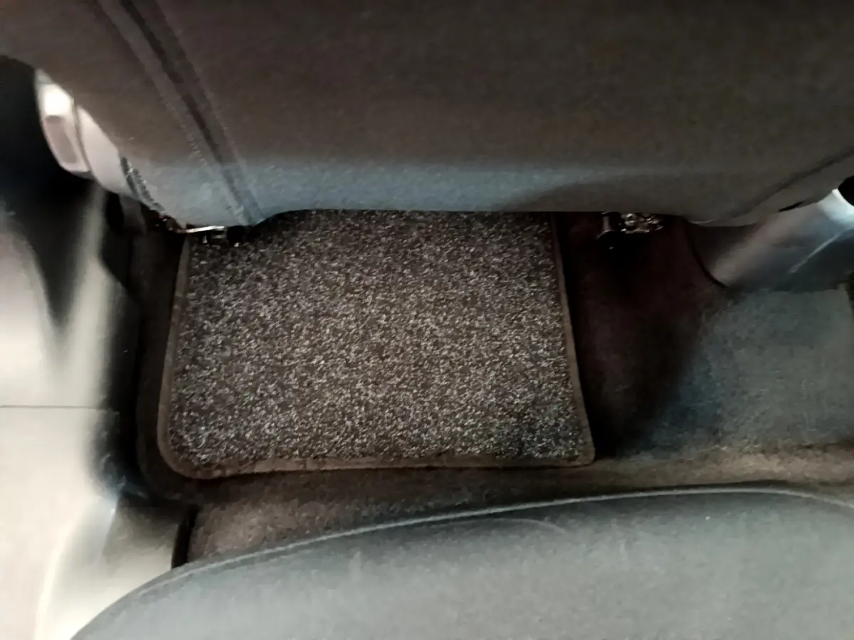 Vue du sol côté arrière droit avec tapis gris foncé sous le siège arrière d'une Citroën C3 2019 Shine
