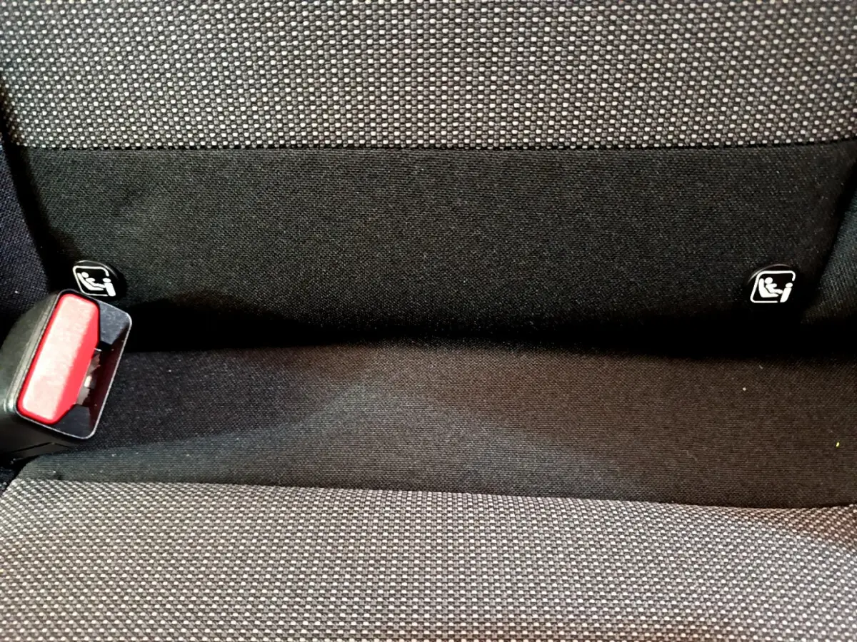 Détail de la banquette arrière grise avec fixation Isofix et boucle de ceinture rouge dans une Citroën C3 2019.